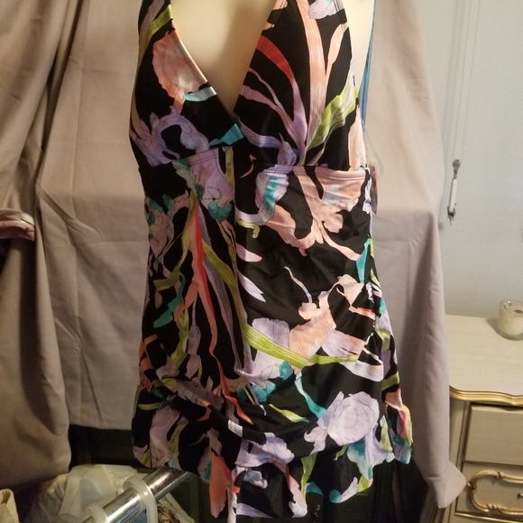 One piece ladies swim suit with skirt - Picture 1 of 9